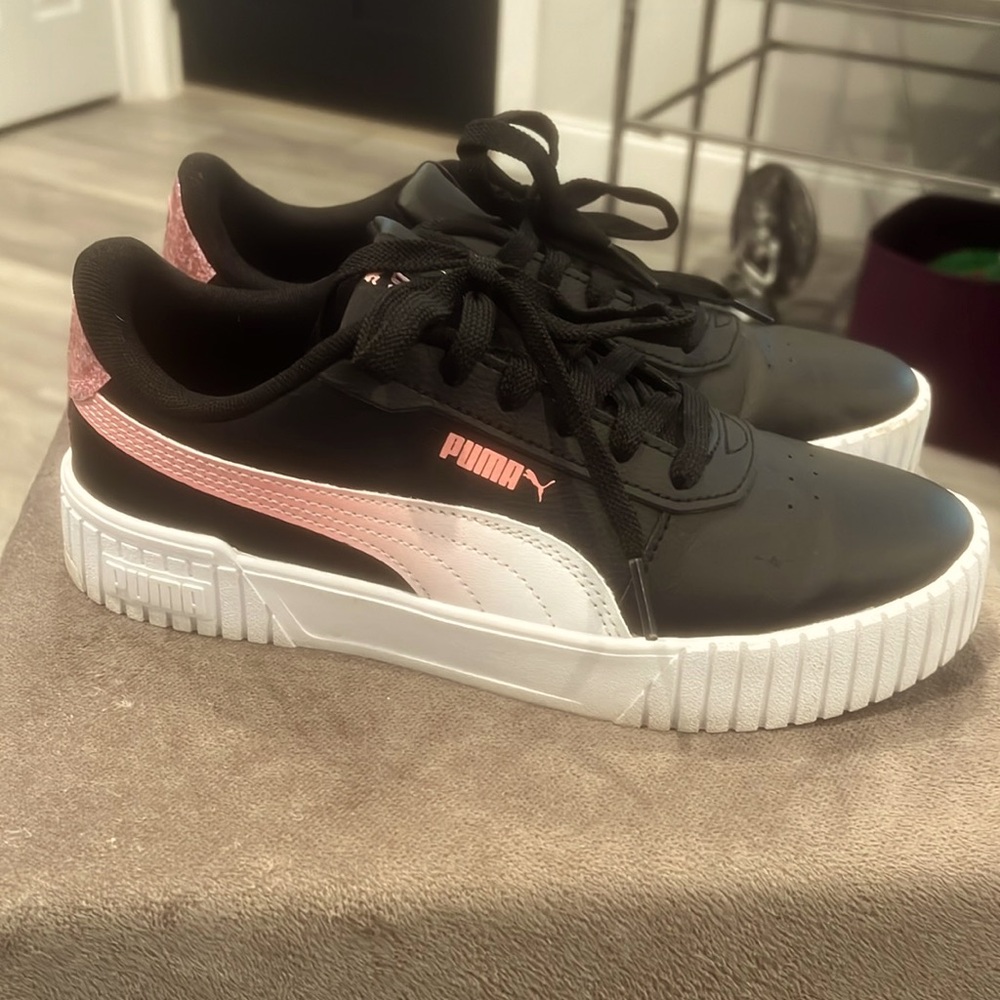 Girls /woman’s leather Puma flat sneaker